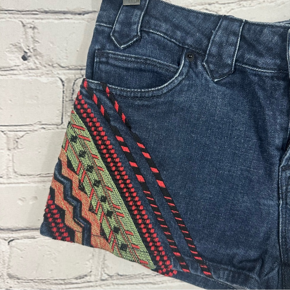 BDG DARK WASH EMBROIDERED MID-RISE BOHO FESTIVAL SHORTS SIZE(29) - Picture 4 of 7